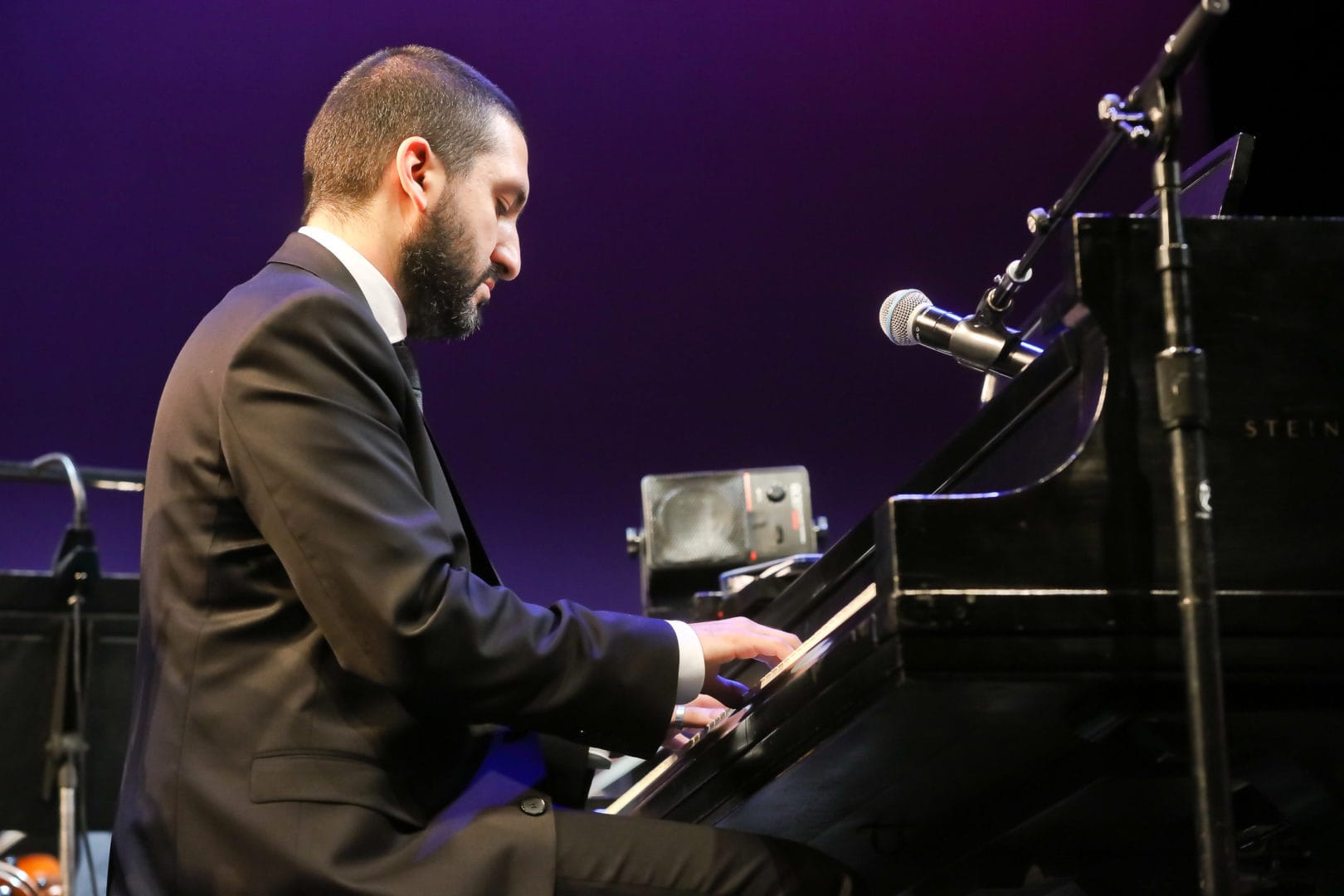 <h3>Ibrahim Maalouf performing on the piano.</h3>
